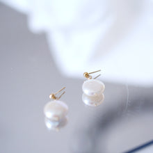 Load image into Gallery viewer, Coin pearl earring HE013
