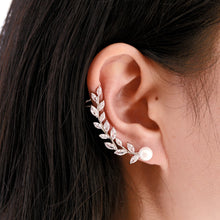 Load image into Gallery viewer, Pearl ear climber E052
