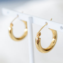 Load image into Gallery viewer, E065 Minimalist gold/silver hoop.
